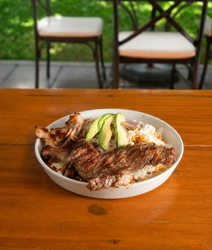 Chilaquiles Shukran El Jefe con bistec y aguacate
