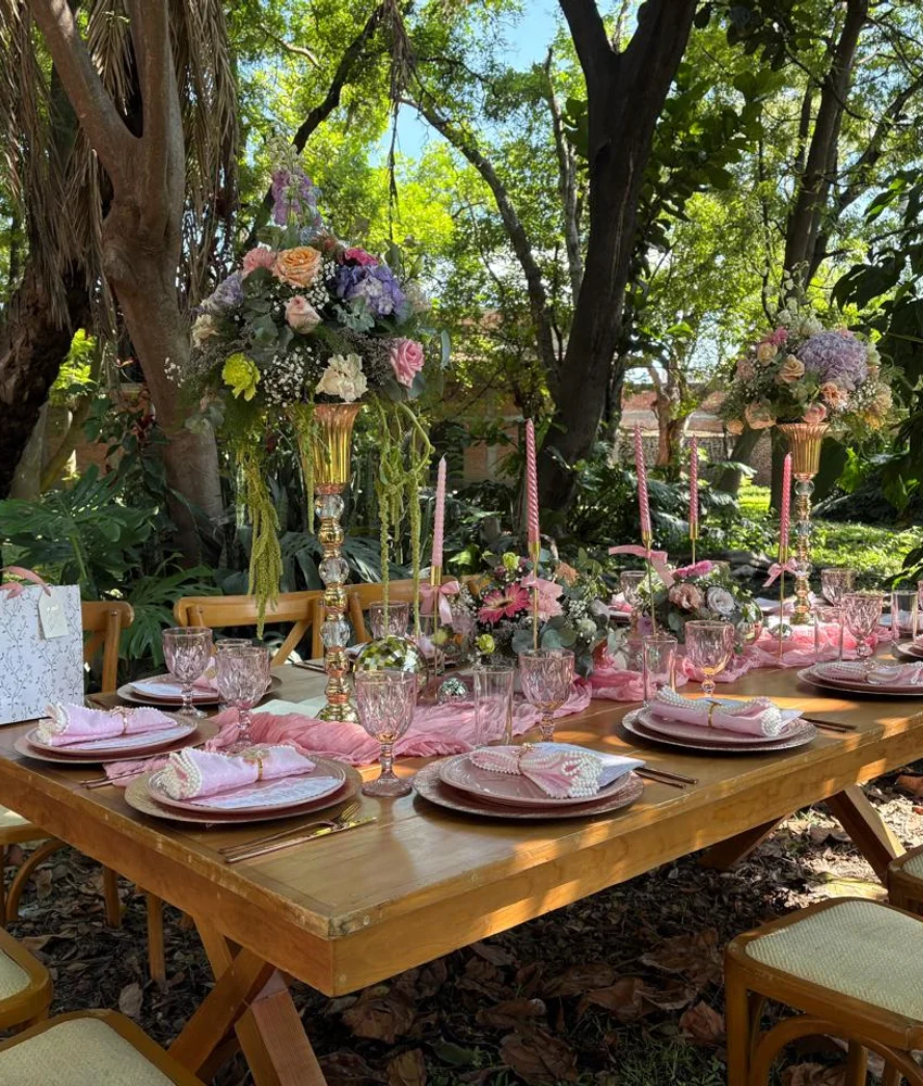 Mesa de catering de Shukran preparada en un jardín